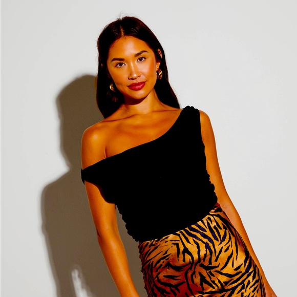 VICI BOUTIQUE MARLENE VERSATILE BLOUSE IN BLACK! - Picture 7 of 12